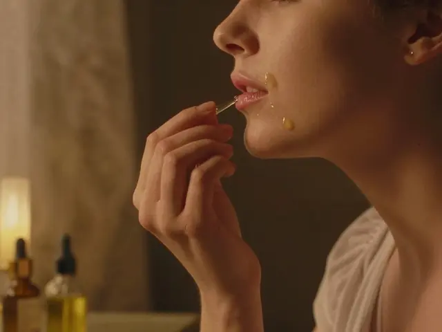 Как подобрать масло для кожи губ: сквалан, ши, жожоба - сравнение и советы по использованию