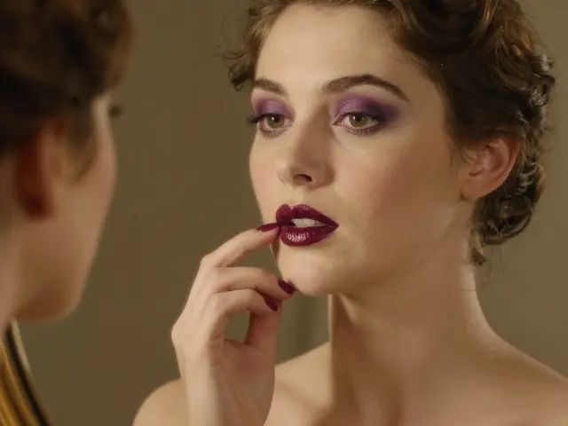 Как сочетать тени и помаду в макияже: баланс яркости глаз и губ