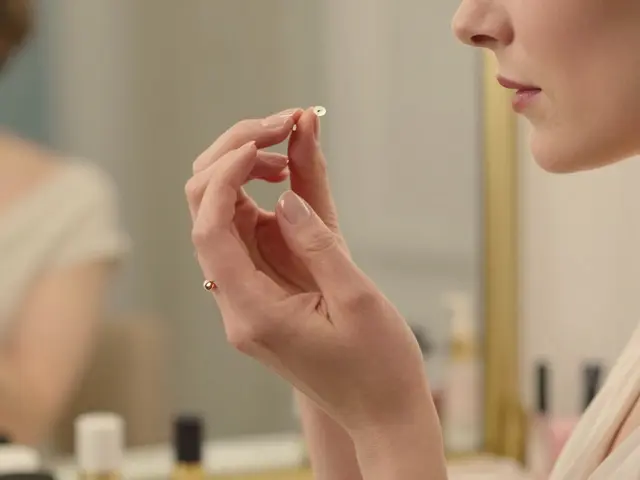 Как правильно наносить крем вокруг глаз: техника без растягивания кожи